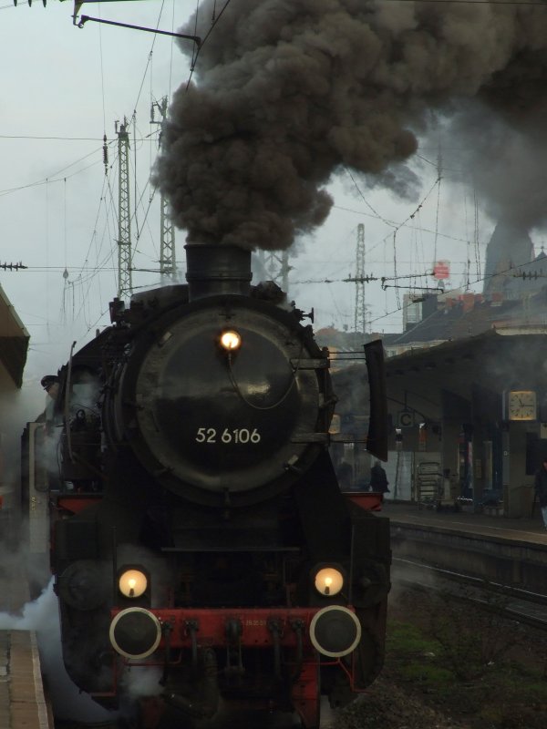 52 6106 der Vulkan-Eifel-Bahn steht ihrem Sonderzug nach Rdesheim in Koblenz bereit.14.12.08