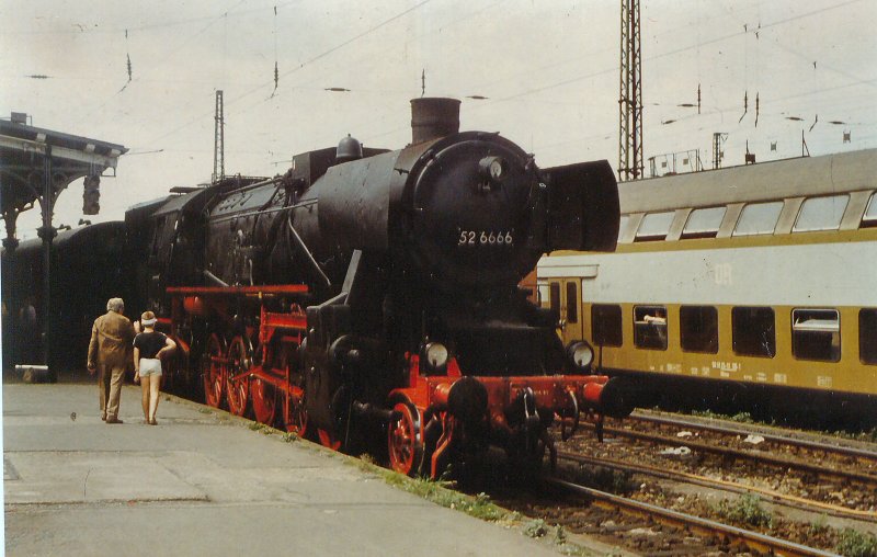 52 6666, damals noch betriebsfhig in Erfurt Hbf vor Zug nach Erfurt-West, um 1985 auf ORWO-Farbfilm
