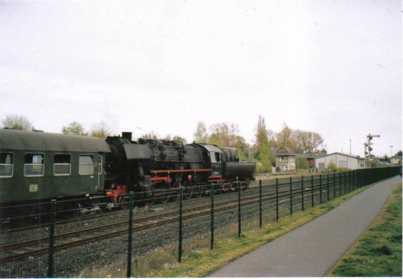 52 6748 rangiert mit Sonderzug im Bahnhof Mayen Ost (Strecke Kaisersesch - Andernach). Von Mayen aus ging es nach Andernach mit Tender voran, da keine Drehscheibe vorhanden ist. Aufnahme: Sommer 2005
Scanfoto: Uwe Wstenhagen