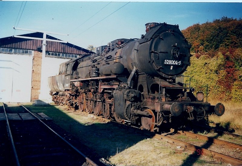 52 8004 am 07.Oktober 1996 vor dem Lokschuppen in Sassnitz.