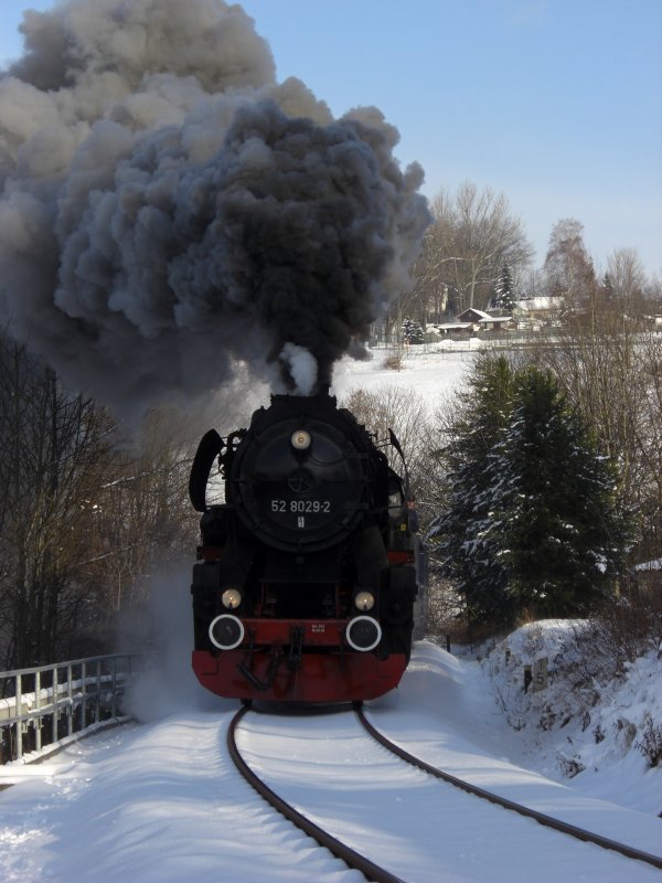 52 8029-2 ist am 13.12.08 mit dem Sonderzug aus Berlin kurz vor dem Unteren Bahnhof Annaberg-Buchholz unterwegs. 52 8047-4 schiebt krftig nach. An diesen Tag waren wir zum ersten mal mit 2 Autos und 2 Kameras unterwegs um mglichst viele Fotopunkte anlaufen zu knnen. (Bildautor: Christian Paul)