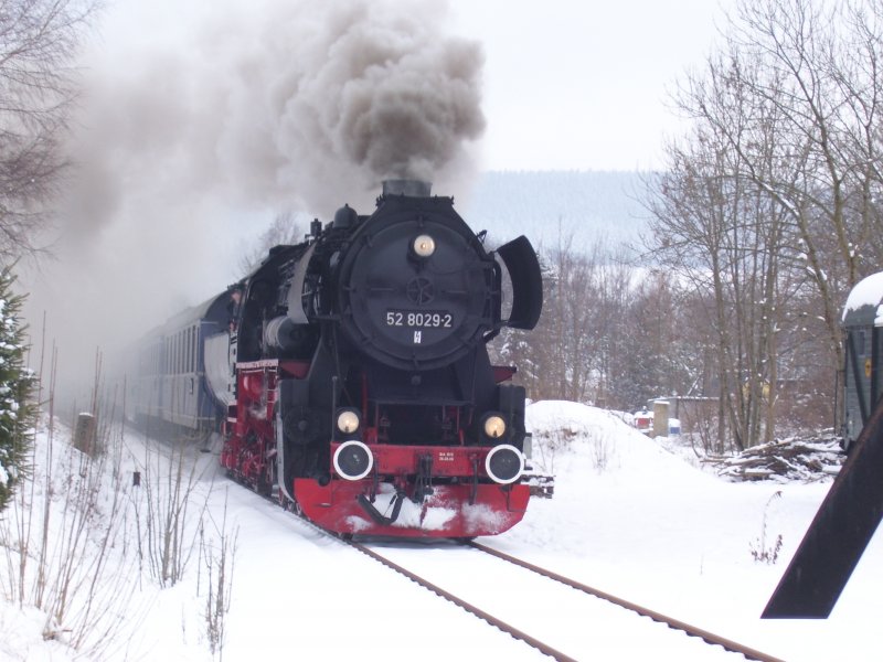 52 8029-2 fhrt am 13.12.08 mit dem Sonderzug aus Berlin durch den ehemaligen Bahnhof Walhtersdorf Richtung Schwarzenberg. 52 8047-4 schiebt nach.