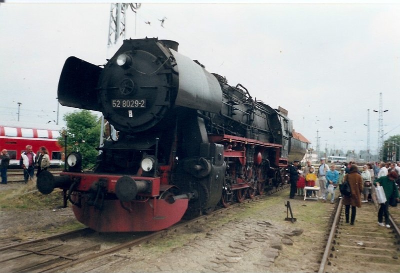 52 8029 auf einer Lokausstellung in Wismar im Juli 1998.