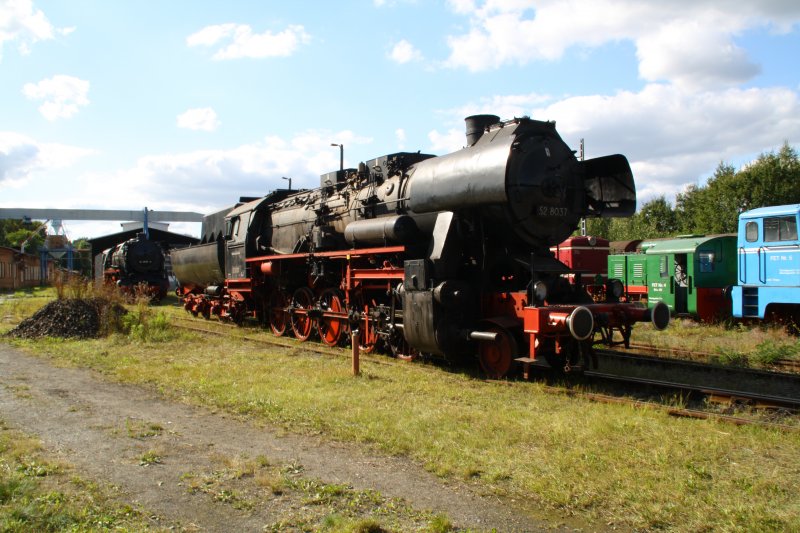 52 8037 am 12.09.09 im ehemaligen BW Falkenberg oberer Bahnhof vor der ehemaligen Wagenhalle. Zur Zeit ist die Anlage nur an wenigen Tagen im Jahr zugnglich, hier soll aber in Zukunft ein Eisenbahnmuseum entstehen.