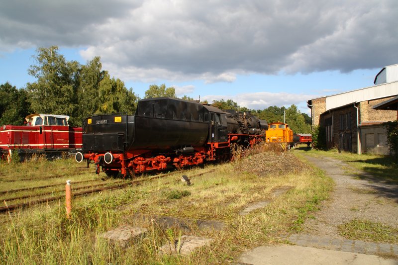 52 8037 am 12.09.09 im ehemaligen BW Falkenberg oberer Bahnhof vor der ehemaligen Wagenhalle. Zur Zeit ist die Anlage nur an wenigen Tagen im Jahr zugnglich, hier soll aber in Zukunft ein Eisenbahnmuseum entstehen.