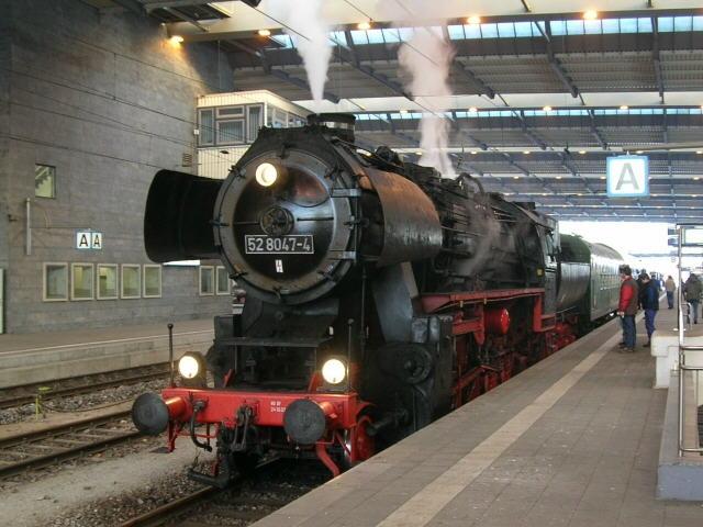 52 8047-4 am 06.02.05 im Chemnitz Hbf. 
