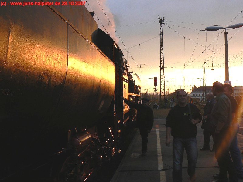 52 8047-4 auf letzter Fahrt. Gegenlichaufnahme in Dresden-Neustadt. Unser Vereinsleiter und Lokfhrer besteigt die Maschine zur Weiterfahrt.