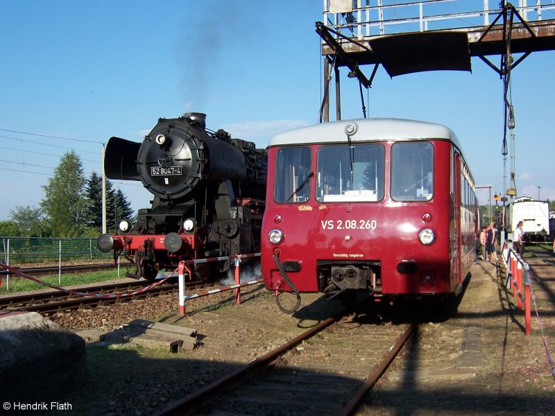 52 8047-4 des Bw Nossen dampft am  Ferkeltaxi  VS.2.08.260 der IG Ferkeltaxi Lugau im Bw Chemnitz-Hilbersdorf vorbei. Datum: 25.08.2007 
