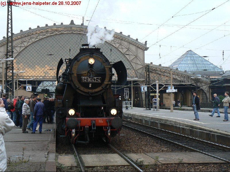 52 8047-4 nach Ankunft in DD-Neustadt vor der Bahnsteighalle. Leider konnte es nicht pnktlich weitergehen, da sich ein paar Fuballtrottel erst einmal kloppen muten und die Strecke zwischen Hauptbahnhof und Neustadt fr ungefhr eine halbe Stunde gesperrt war ...