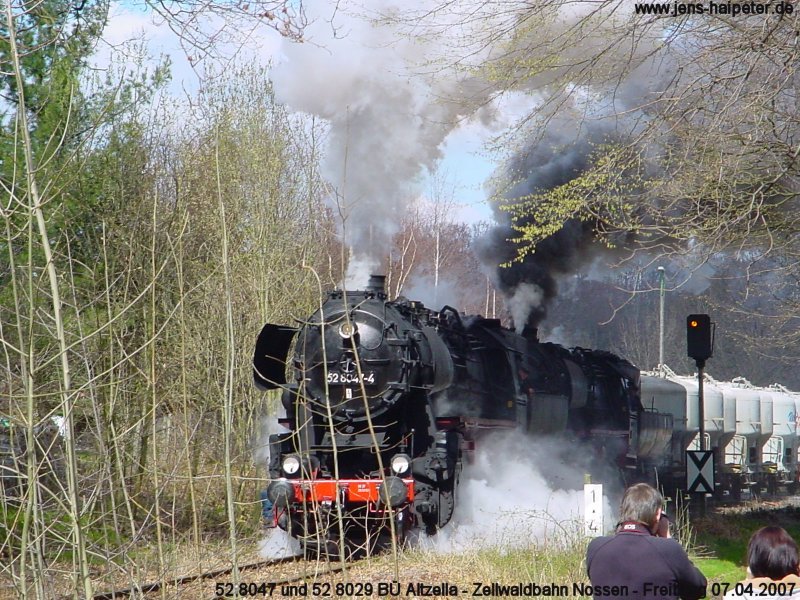 52 8047 und 52 8029 am Bahnbergang Altzella Strecke Nossen - Freiberg am 07.04.2007 (Osterdampf der IG Zellwaldbahn). Foto von der anderen Seite, Dank an meine Frau.