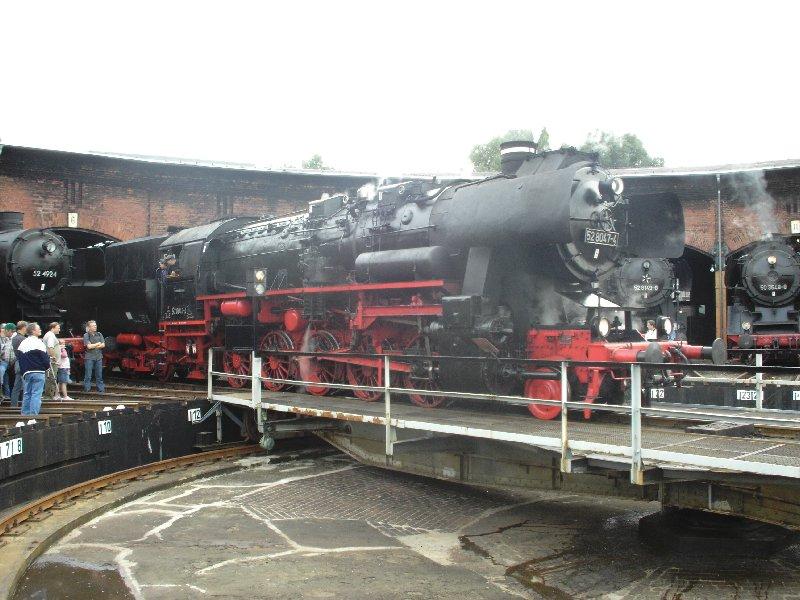 52 8047 fhrt gerade in den Unterstand des haus 1 im SEM