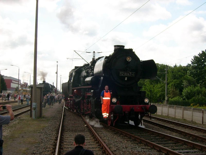 52 8047 hat am 30.08.08 einen Sonderzug aus Nossen gebracht und wird nun abgestellt. Mit dem Rangierer vorn sieht das Bild zwar etwas gewhnungsbedrftig, aber es war kein anderes Motiv mglich.