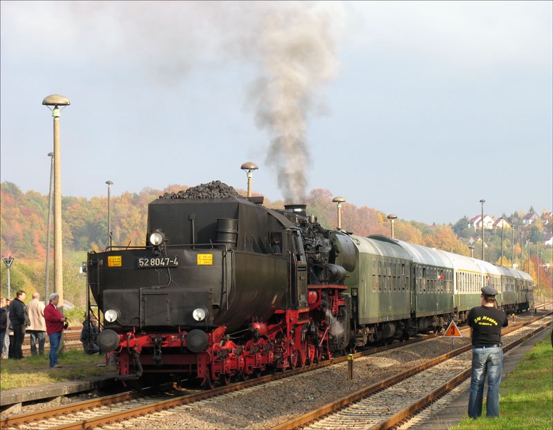 52 8047 (leider Tv) mit Sonderzug steht abfahrbereit zu ihrer Abschiedsfahrt wegen Fristenablauf von Nossen ber Rowein - Dbeln- Riesa - Coswig - Dresden-Neustadt - Meien und zurck nach Nossen; das passsende T-Shird ist auch im Bild - 28.10.2007
