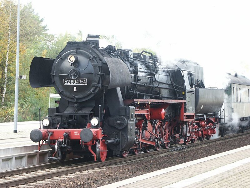 52 8047 mit dem Sonderzug in Richtung Grlitz im Hp Dresden Klotsche. 13.10.2007