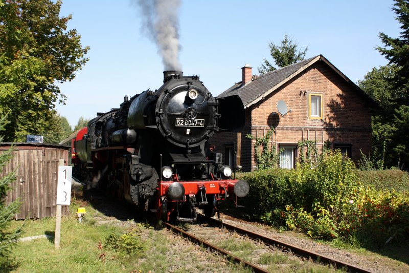52 8047 ist mit einem Sonderzug von Nossen nach Freiberg im Haltepunkt Kloster Altzella angekommen. Das ehemalige Zisterzienserkloster blickt auf fast 800 Jahre Geschichte zurck. 19.09.09