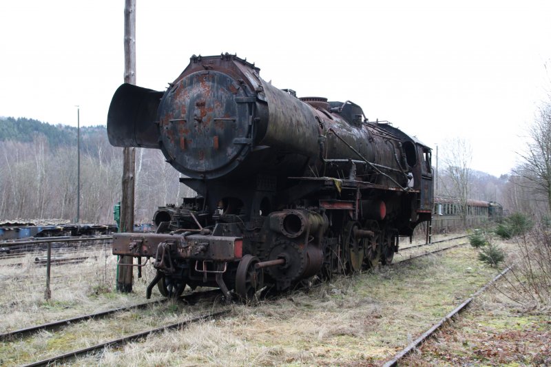 52 8069 im Eisenbahnmuseum Schwarzenberg auf bessere Zeiten. (27.03.09) 