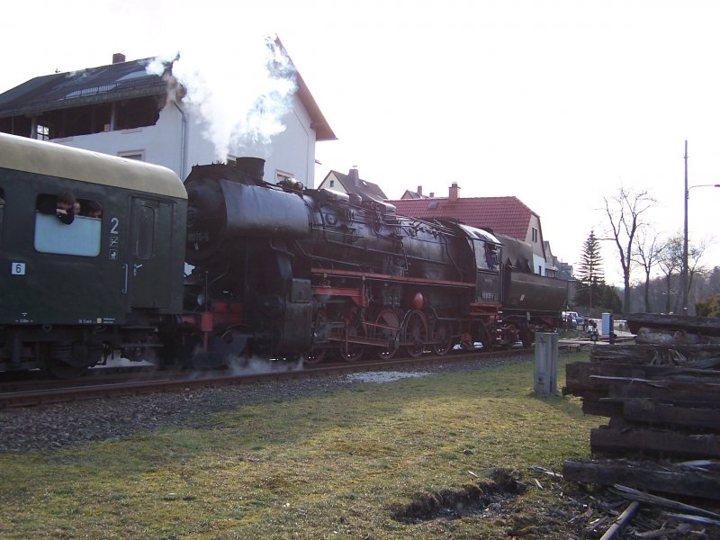 52 8075-5 bei der Ausfahrt aus dem Bahnhof Markersbach, 30.Mrz 2008.