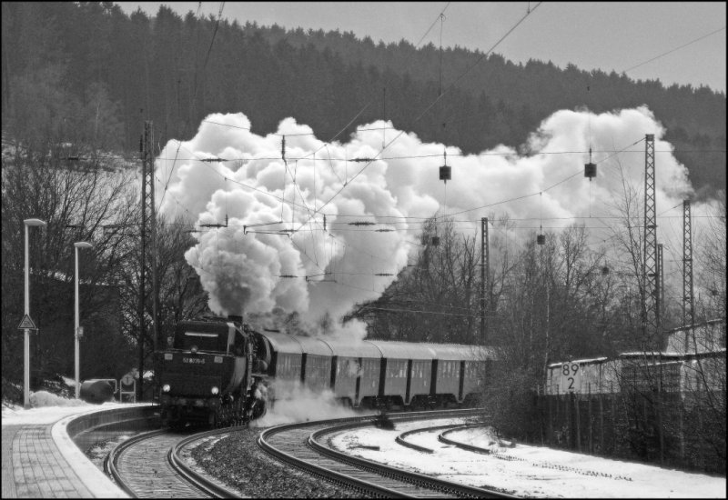 52 8075 dampft durch Littfeld nach Lennestadt im Sauerland. (07.12.2008)