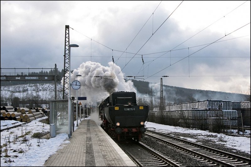 52 8075 dampft durch Littfeld nach Lennestadt im Sauerland. (07.12.2008)

