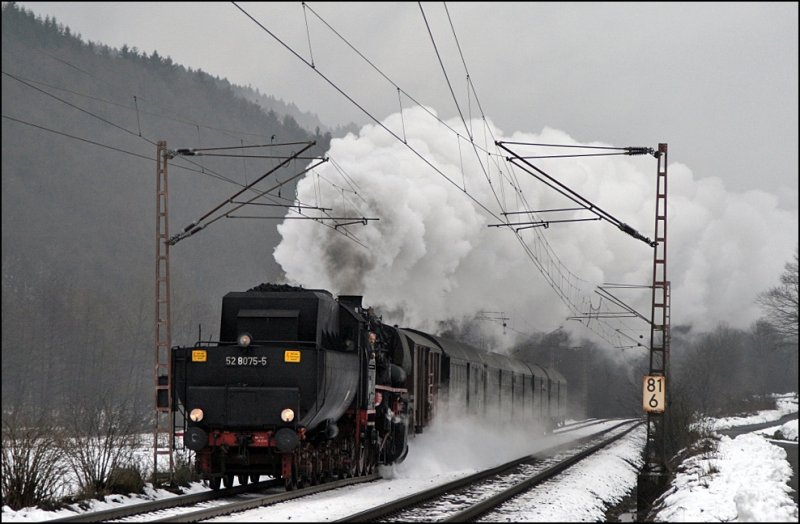 52 8075 kmpft sich die Steigung bei Benolpe hinauf um den Nikolauszug zurck nach Siegen zu bringen. (06.12.2008)