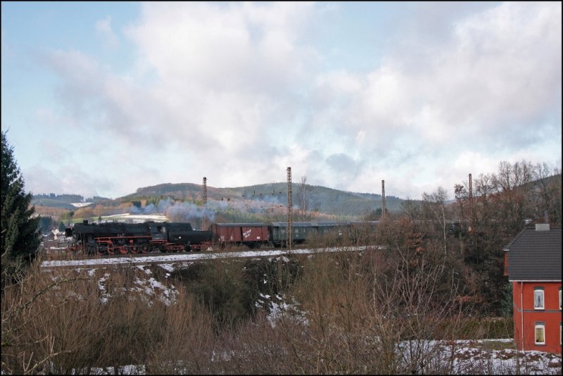 52 8075 legt sich bei Littfeld mit dem Nikolauszug in die Kurve. (07.12.2008)