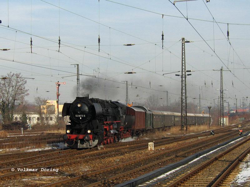 52 8075 mit ihrem Sonderzug Chemnitz - Knigstein - Chemnitz bei Einfahrt in Dresden-Neustadt, 29.01.2006
