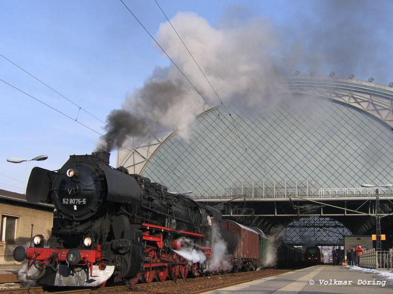 52 8075 mit ihrem Sonderzug Chemnitz - Knigstein - Chemnitz in Dresden-Neustadt, 29.01.2006
