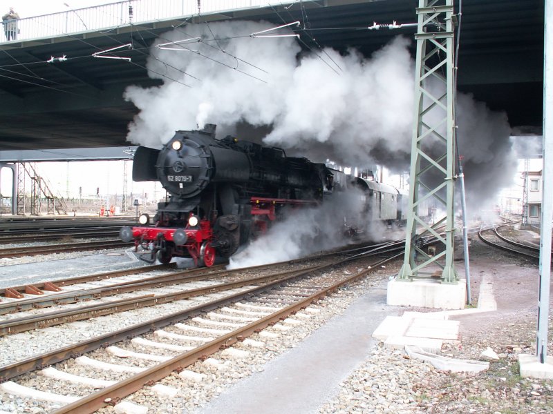 52 8079 und 52 8047 (in Zugmitte) am 20.3.09 bei der Ankunft am Morgen zur Saisonerffnung im BW Dresden Altstadt.
