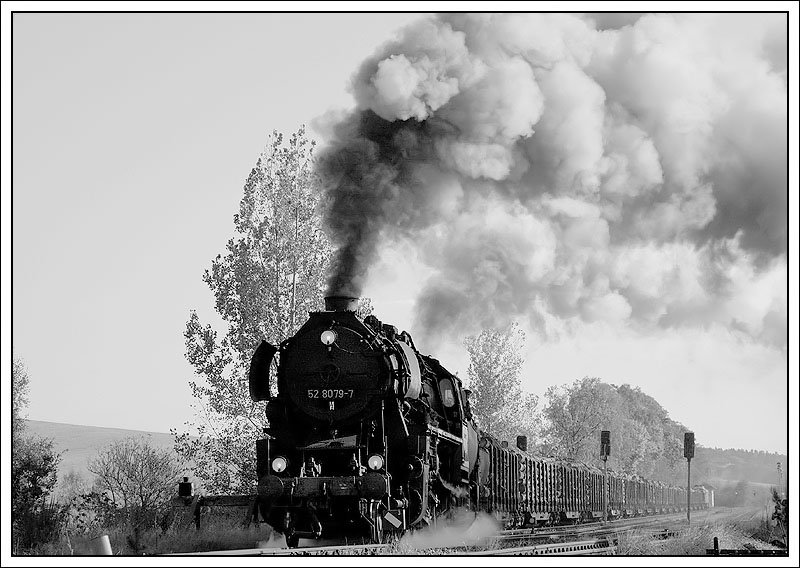 52 8079 und 52 8075 am letzten Plandampftag im Werratal bei der Ausfahrt aus Marksuhl mit 1600 Tonnen Holz am Haken. (13.10.2007) Hier war wieder so eine Lichtsituiation die eingeladen hat, das Foto SW zu machen.