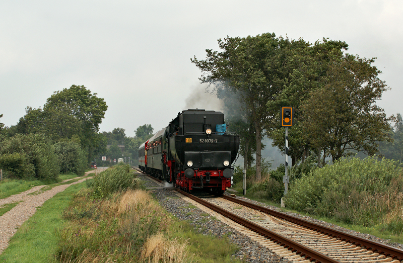 52 8079-7 am 15.08.2009 als neg nach Dagebll Mole bei Deezbll.Am Schluss des Zuges werden 2 Kurswagen mitgefhrt.