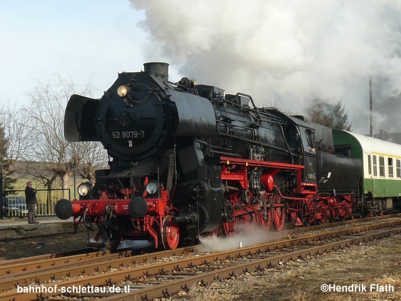 52 8079-7 bei der Ausfahrt aus dem Bahnhof Schlettau am 23.02.2008