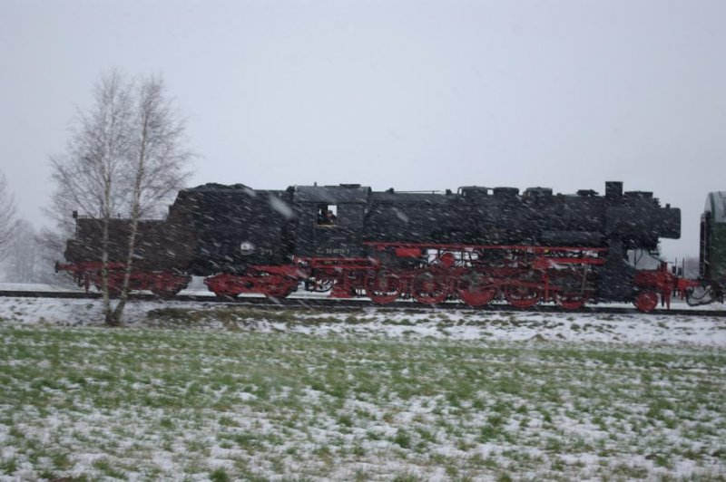 52 8079-7 bei leichten Schneefall ,unterwegs von Freiberg nach Nossen.(21.03.08 )