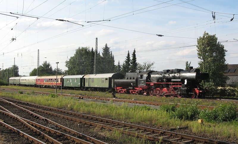 52 8079 durchquerte am 16. August mit ihrem Dampfzug den sdlichen Teil des Bahnhofs Nienburg/Weser Richtung Wunstorf.