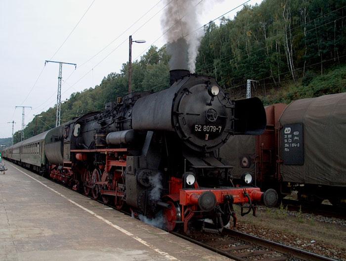 52 8079 mit Wannentender steht mit dem Sonderzug zum  Tag der Sachsen  nach Sebnitz abfahrtbereit in Bad Schandau (07.09.2003)
