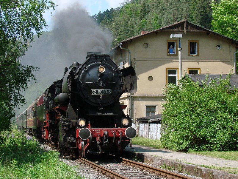 52 8080-5 und 112 331-4 am 25.05.2005 in Godorf-Kohlmhle