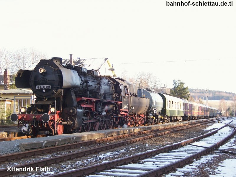 52 8080-5 wartet am 23.12.2007 im Bahnhof Schlettau auf die Ausfahrt.
