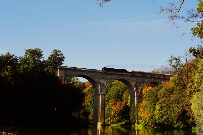 52 8080 am 30.September 2007 mit einem Sonderzug nach Boleslawiec(Bunzlau) und Legnica(Liegnitz) auf dem Nei�eviadukt in G�rlitz