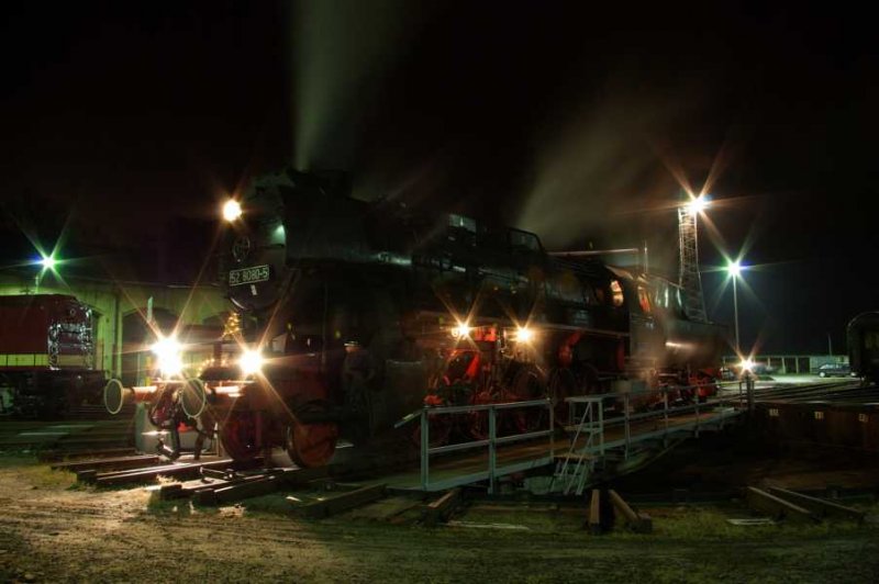 52 8080 der Ostschsischen Eisenbahn Freunde steht in Nossen auf der Drehscheibe .(14.12.07)