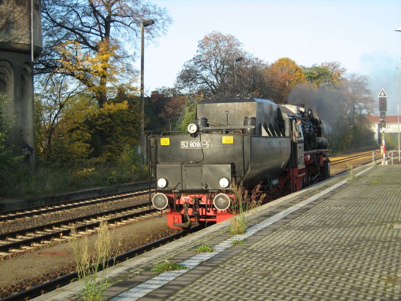 52 8080 der Ostschsischen Eisenbahnfreunde beim Umsetzen an ihren Sonderzug nach Neuzelle (18.10.2008 im Bahnhof Grlitz)