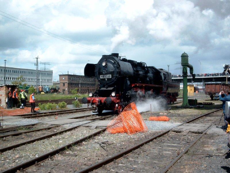 52 8080 zum 2004er Dampflokfest in Dresden zur Lokparade