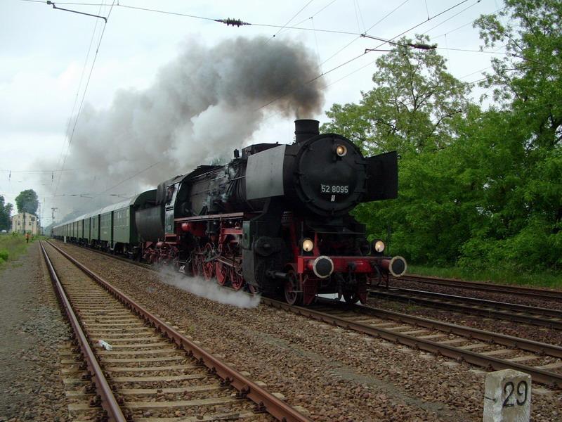 52 8095 in Regis Breitingen am 06.06.2005. Dank Zoom auserhalb des Gleisbereiches!