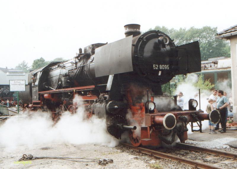 52 8095 verlsst die Drehscheibe im Eisenbahnmuseum Deiringhausen am 10-6-2000