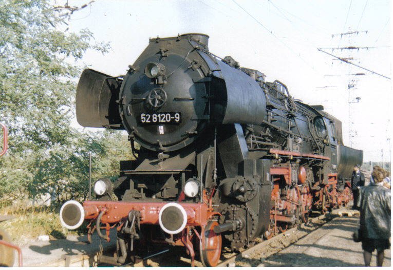 52 8120 bei einer Fahrzeugausstellung im Bahnhof Falkenberg/Elster oberer Bahnhof. Mit dieser Lok wurden auch Fhrerstandsmitfahrten zum damals noch intakten Bw und zurck durchgefhrt. Aufnahmezeitpunkt: 1990-1991
Scanfoto Uwe Wstenhagen