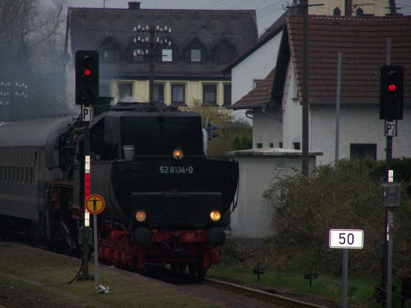 52 8134 auf dem Weg von Frankenberg (Eder) nach Sarnau, bei der Durchfahrt des Bahnhofs Wetter (Hess. Nassau).