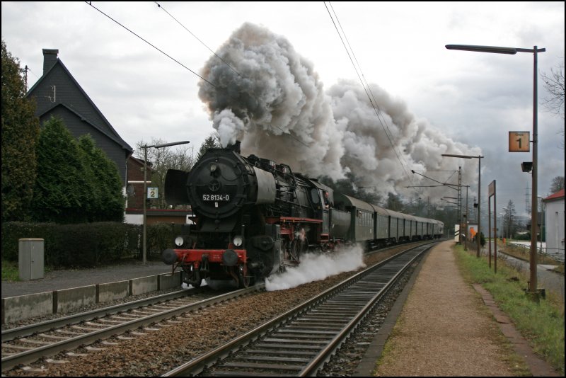 52 8134 durchfhrt mit ihrem Dampfzug nach Altenhundem den Haltepunkt Eichen (Kr. Siegen). (08.12.07)