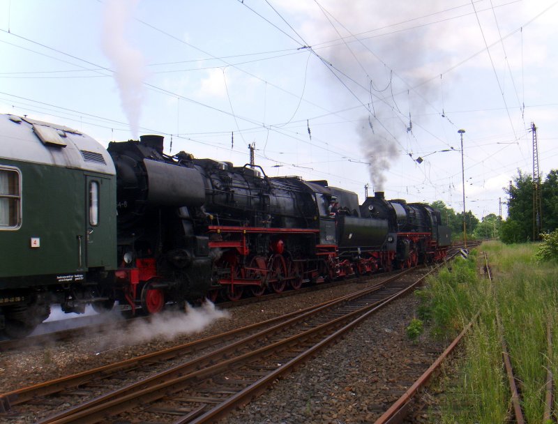 52 8154-8 und 35 1097-1 beim rangieren in Leipzig-Wiederitzsch, 22.05.2009