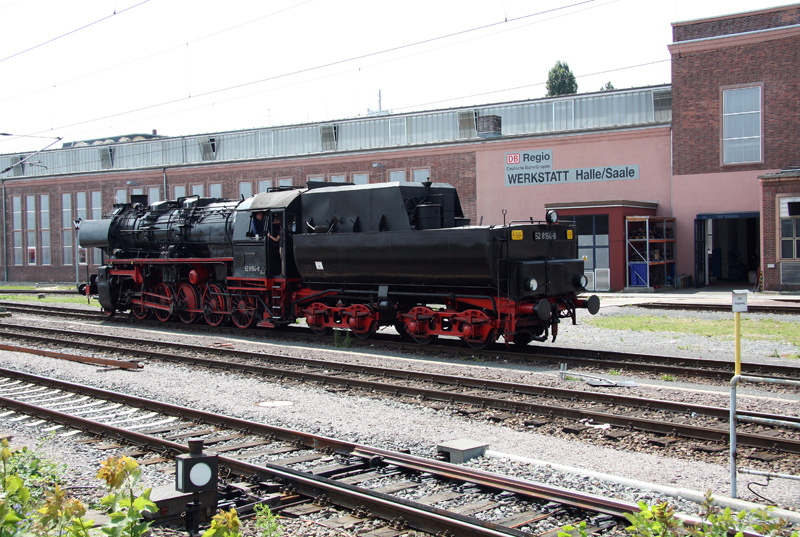 52 8154-8 des EMBB Leipzig stand am 04.07.2009 auf dem Gelnde des Bw Halle P fr Fhrerstandsmitfahrten zur Verfgung.