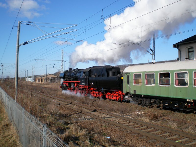 52 8154 ist am 16.02.2008 auf dem Weg vom Leipzig nach Neuss. Aufnahme im Bahnhof Wallhausen auf der Halle-Kasseler-Bahn. 