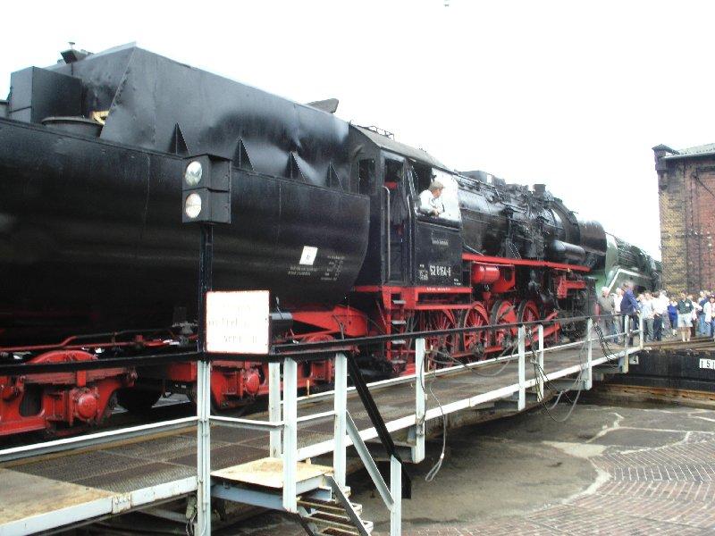 52 8154 auf der Drehscheibe vor Haus 1 im Bw Chemnitz-Hilbersdorf