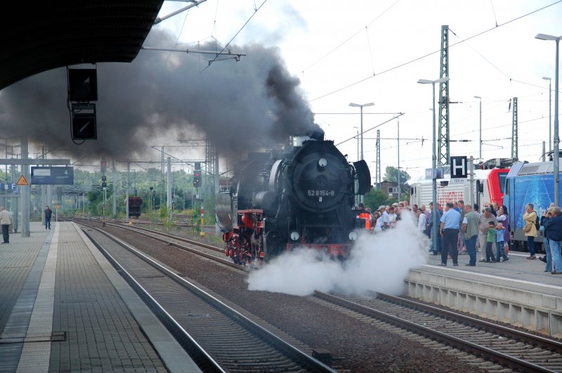 52 8154 bot am 25.07.09 im Bahnhof Bitterfeld Fhrerstandmitfahrten an.
